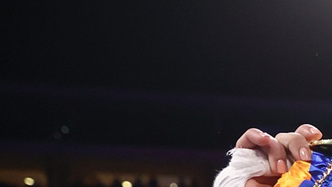 Seniesa Estrada con todos los cinturones de peso paja tras convertirse en campeona indiscutible la noche del viernes al vencer por decisión a Yokasta Valle.