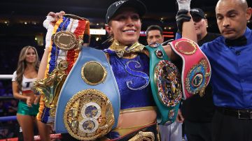 Seniesa Estrada con todos los cinturones de peso paja tras convertirse en campeona indiscutible la noche del viernes al vencer por decisión a Yokasta Valle.