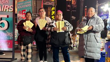 Un grupo de vendedoras ambulantes en el área de Hollywood muestran las multas dadas por la Ciudad de Los Ángeles