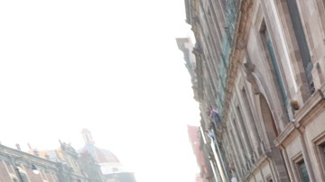 Jóvenes de Ayotzinapa derriban una puerta del Palacio Nacional