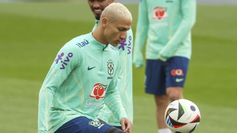 MADRID, 25/03/2024.- El delantero de la selección brasileña de fútbol Richarlison durante la sesión de entrenamiento del conjunto en la Ciudad Deportiva de Valdebebas este lunes, con motivo del partido que mañana disputarán ante España en el estadio Santiago Bernabéu de Madrid. EFE/ Kiko Huesca