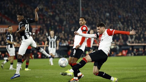 El mexicano Santiago Giménez definió un mano a mano con un potente remate para aumentar la ventaja del Feyenoord 2-0 en el minuto 41.