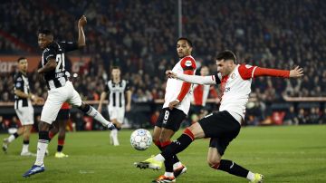 El mexicano Santiago Giménez definió un mano a mano con un potente remate para aumentar la ventaja del Feyenoord 2-0 en el minuto 41.