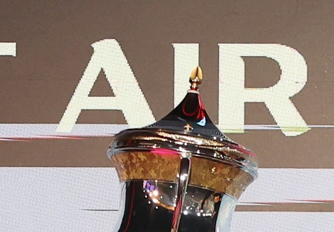El mexicano Sergio "Checo" Pérez levantando el trofeo por su segundo puesto en el Gran Premio de Bahréin, primera prueba de la temporada 2024 de la Fórmula 1.