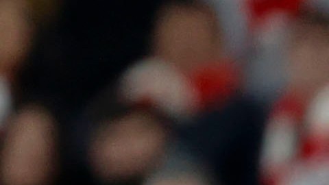 El defensor del Athletic Club, Aitor Paredes, en un encontronazo con el delantero del FC Barcelona, Robert Lewandowski, durante el partido disputado este domingo en San Mamés.