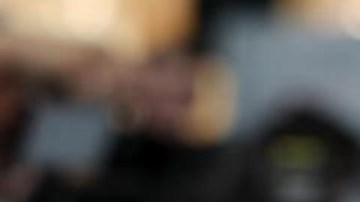 Li llora tras escribir un mensaje para su hijo.