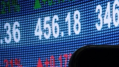 Ilustración fotografía de acciones de Apple en el mercado financiero.