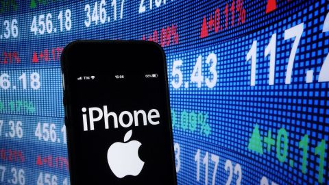 Ilustración fotografía de acciones de Apple en el mercado financiero.