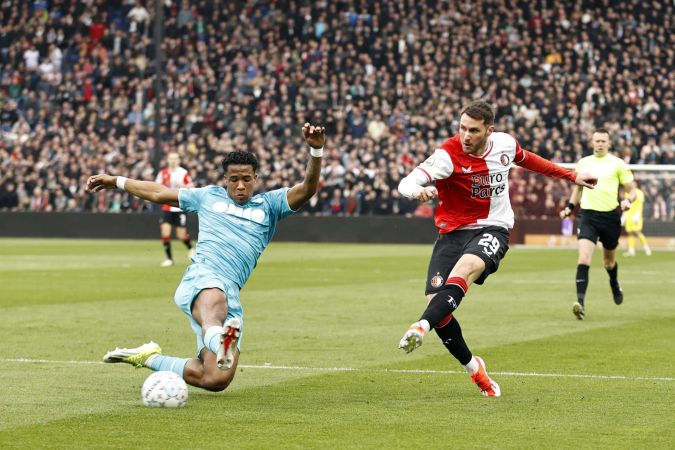 El delantero mexicano Santiago Giménez estuvo en el once titular del Feyenoord hasta el minuto 80 cuando fue sustituido por el japonés Ayase Ueda.