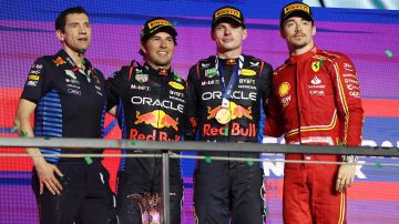 Max Verstappen acompañado por Sergio "Checo" Pérez y Charles Leclerc, quienes completaron el podio del Gran Premio de Arabia Saudita.