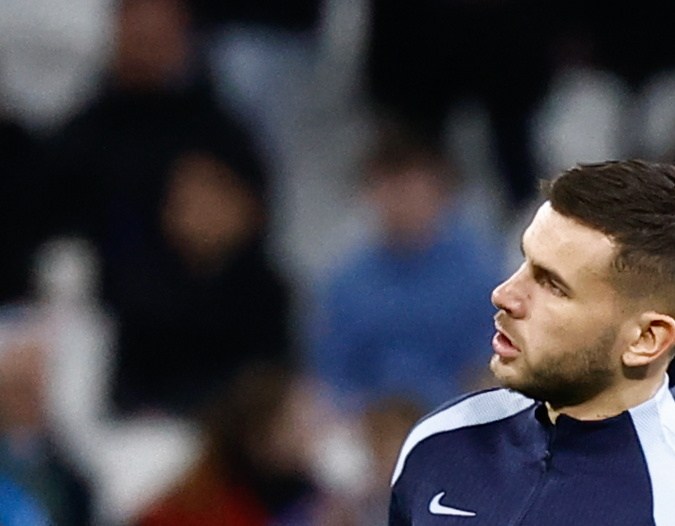 Kylian Mbappé junto a algunos de sus compañeros en la Selección de Francia, entre ellos Aurélien Tchouameni, calentando previo al partido contra Alemania.