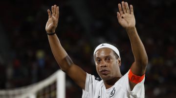 Ronaldinho salió como capitán del equipo "Leyendas Internacionales".