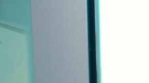 Trabajador de oficina deprimido y en quiebra sentado en el suelo preocupado por el desempleo.