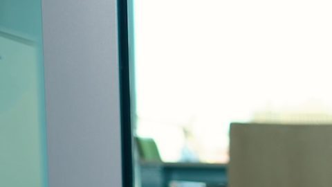 Trabajador de oficina deprimido y en quiebra sentado en el suelo preocupado por el desempleo.