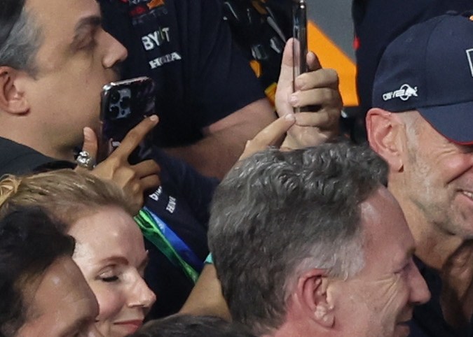 El saludo entre Christian Horner, director de la escudería Red Bull y Max Verstappen, cuyo padre mantiene una disputa con el directivo británico.