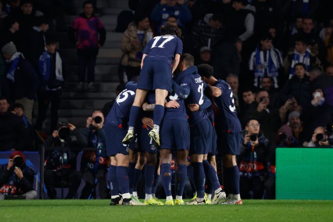 Los jugadores del PSG celebran el segundo gol del delantero Kylian Mbappé ante la Real Sociedad durante el encuentro de vuelta de octavos de final de Champions League  en el estadio Reale Arena de San Sebastián.