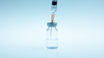 Raro experimento: un hombre recibió 217 vacunas de Covid
