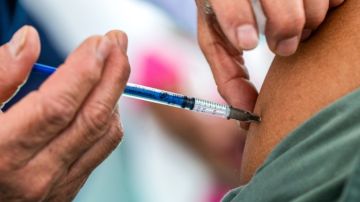 Los CDC recomiendan una vacuna COVID adicional para adultos mayores de 65 años