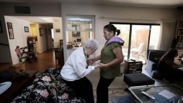 Los cuidadores en el hogar juegan un papel muy importante entre nuestra población envejeciente. (Archivo/La Opinión)