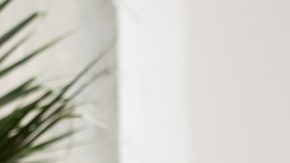 Pareja de color revisando el estatus de su declaración de impuestos y el reembolso del IRS.