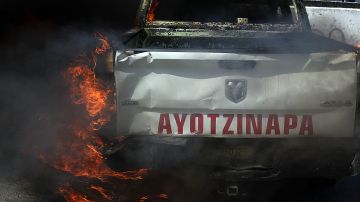 Protesta de Ayotzinapa deja 24 agentes heridos y 11 autos incendiados en el sur de México
