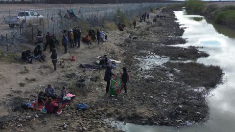 Los inmigrantes continúan siendo rechazados en la frontera de EE.UU. y México si no tienen documentos migratorios.