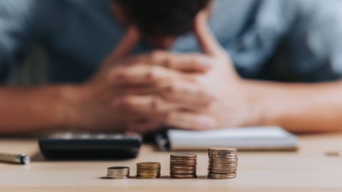 El estrés por el dinero puede ser algo cotidiano para algunas personas.