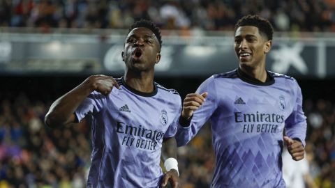 VALENCIA, 02/03/2024.- El delantero brasileño del Real Madrid Vinicius Jr. celebra junto a su compañero Jude Bellingham (d) el segundo gol marcado ante el Valencia durante el encuentro correspondiente a la jornada 27 de Primera División que Valencia y Real Madrid disputan hoy sábado en el estadio de Mestalla, en Valencia. EFE / Biel Aliño