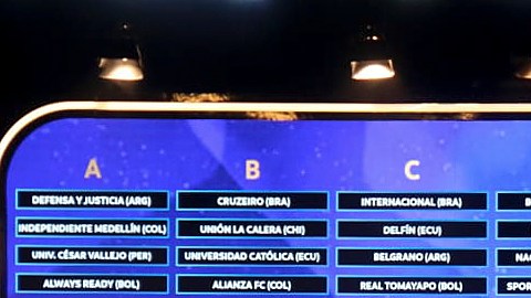 AMDEP8141. LUQUE (PARAGUAY), 18/03/2024.- El director de competiciones de clubes de la Conmebol Frederico Nantes (c) dirige el sorteo de la fase de grupos de la Copa Sudamericana este lunes, en la sede de la Conmebol en Luque (Paraguay). El actual monarca de la Copa Sudamericana, L.D.U de Quito, se enfrentará en la Libertadores, como cabeza del grupo D, al colombiano Junior, al Universitario de Perú y al Botafogo de Brasil. EFE/ Nina Osorio