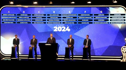 AMDEP8141. LUQUE (PARAGUAY), 18/03/2024.- El director de competiciones de clubes de la Conmebol Frederico Nantes (c) dirige el sorteo de la fase de grupos de la Copa Sudamericana este lunes, en la sede de la Conmebol en Luque (Paraguay). El actual monarca de la Copa Sudamericana, L.D.U de Quito, se enfrentará en la Libertadores, como cabeza del grupo D, al colombiano Junior, al Universitario de Perú y al Botafogo de Brasil. EFE/ Nina Osorio