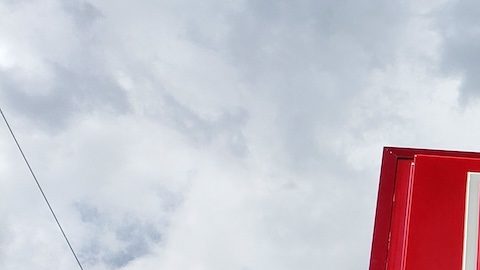 Primer plano de un letrero de Family Dollar en Cheyenne, Wyoming, EE.UU.