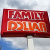 Primer plano de un letrero de Family Dollar en Cheyenne, Wyoming, EE.UU.