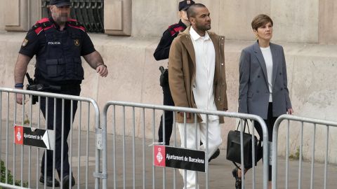 GRAFCAT2023. BARCELONA, 28/03/2024.- El futbolista Dani Alves, en libertad provisional desde el pasado lunes, junto a su abogada Inés Guardiola, a su salida de la Audiencia de Barcelona donde se ha presentado ante la secretaría de la sección 21 de la Audiencia de Barcelona, en la primera de las comparecencias semanales que le impuso el tribunal al fijar una fianza de un millón de euros para permitirle salir de la prisión. EFE/Enric Fontcuberta