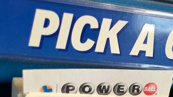 Variedad de billetes de lotería de selección rápida dentro de una tienda de conveniencia.