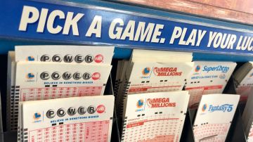 Variedad de billetes de lotería de selección rápida dentro de una tienda de conveniencia.