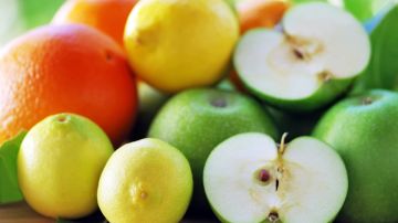 Naranja o manzana: cómo estas frutas pueden apoyar tu salud comiendo solo una al día