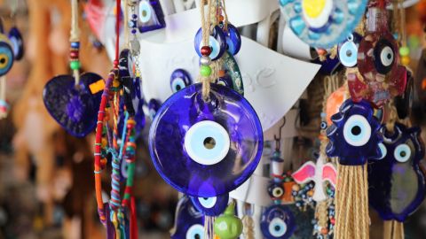 El ojo turco es uno de los amuletos más populares contra maldiciones y hechizos.