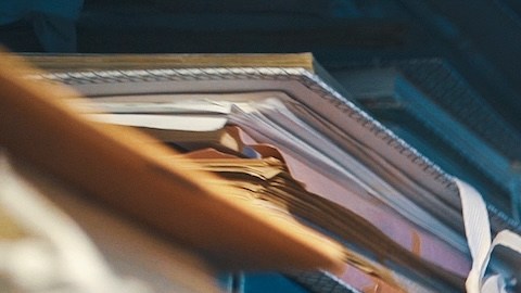 Mujer agotada y estresada sentada en el escritorio tras la temporada de impuestos.