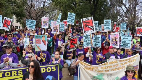 Cientos de mujeres protestan en Glendale, ciudad al norte de LA.