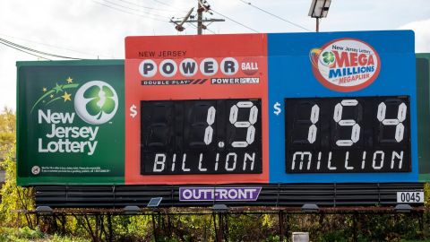 Cartelera publicitaria 1,9 mil millones de Powerball de la Lotería de Nueva Jersey en la autopista US 22, en noviembre de 2022.