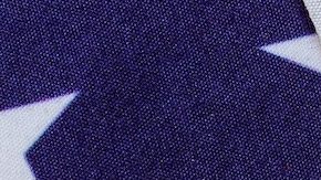 Cheque de devolución de impuestos económicos de estímulo de billetes en efectivo en dólares estadounidenses con bandera estadounidense