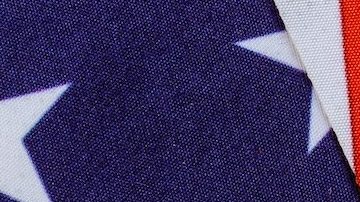 Cheque de devolución de impuestos económicos de estímulo de billetes en efectivo en dólares estadounidenses con bandera estadounidense