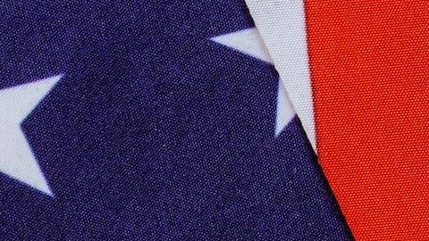 Cheque de devolución de impuestos económicos de estímulo de billetes en efectivo en dólares estadounidenses con bandera estadounidense