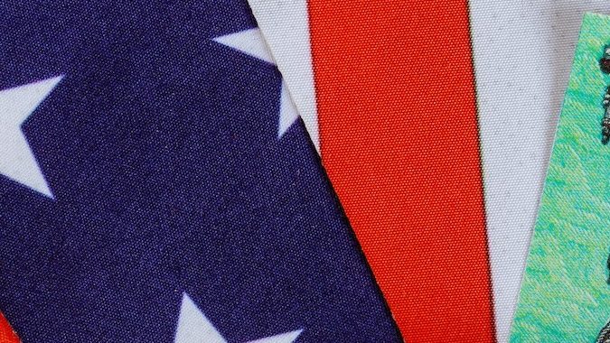 Cheque de devolución de impuestos económicos de estímulo de billetes en efectivo en dólares estadounidenses con bandera estadounidense