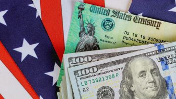 Cheque de devolución de impuestos económicos de estímulo de billetes en efectivo en dólares estadounidenses con bandera estadounidense