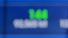 Logotipo de Reddit con gráficos del mercado de valores.