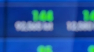 Logotipo de Reddit con gráficos del mercado de valores.