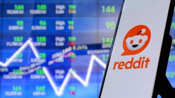 Logotipo de Reddit con gráficos del mercado de valores.