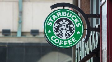 Foto de un cartel de Starbucks, la empresa de cafeterías más grande del mundo, con 20.891 tiendas en 62 países.