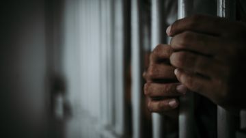 Oficial de policía de Mississippi acusado de obligar a un preso a lamer orina del piso de la cárcel